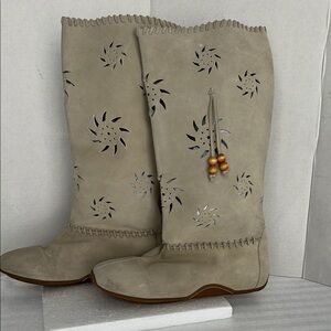 Stylish leather upper Beige Knee-High Boots Sz 8.